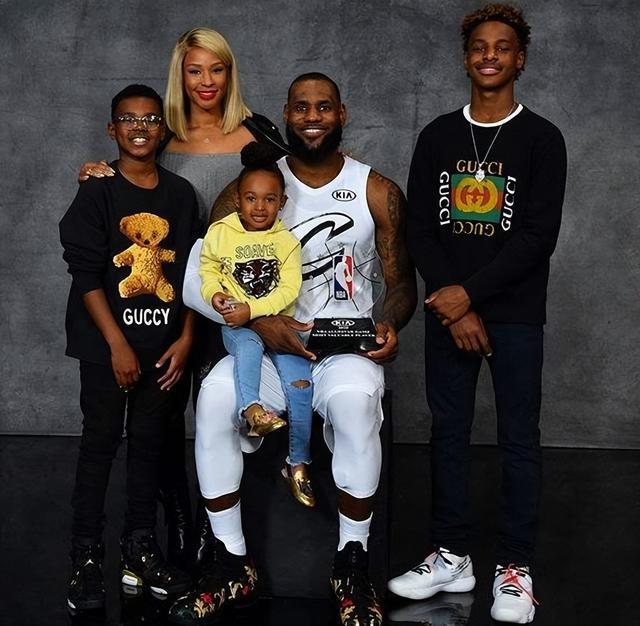 英超焦点战：维拉1-2绝杀阿森纳，曼城争冠机会大增（英超重磅对决：维拉补时2-1击败阿森纳，曼城争冠形势看涨）