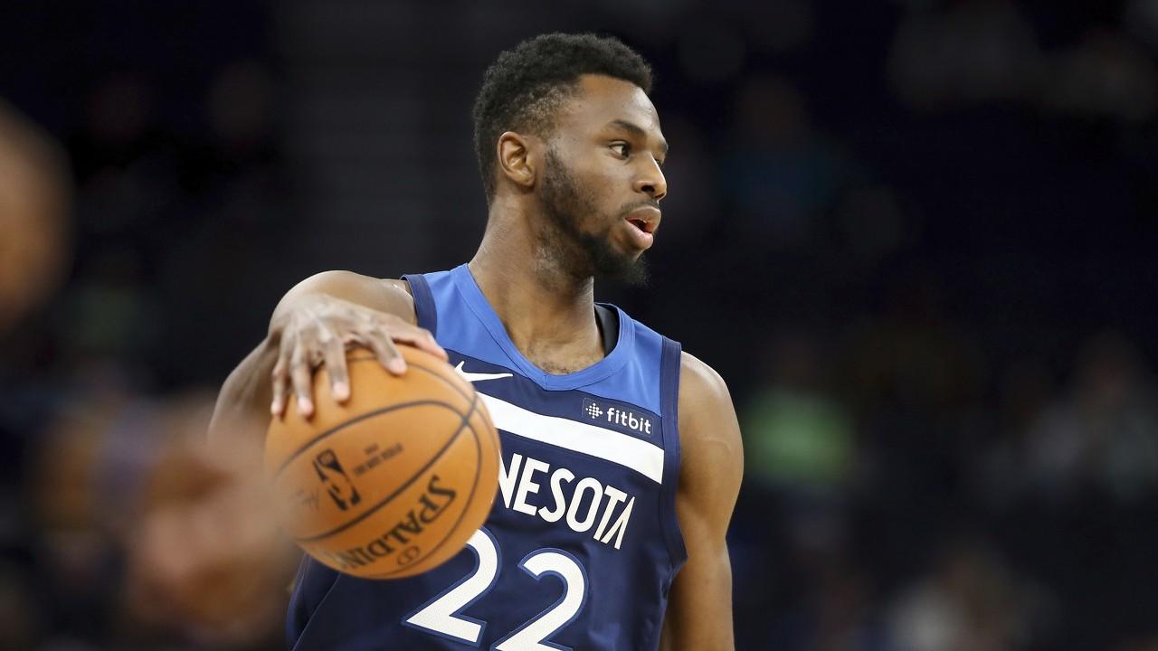 格雷米奥扳平后，主帅梅内塞斯与球迷发生口角并向其竖中指（格雷米奥追平后，主帅梅内塞斯与球迷口角并做出竖中指手势）