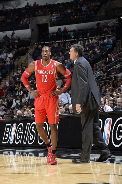 雷霆以132比111大胜独行侠，亚历山大高效砍下33分，延续14连胜。（雷霆132-111轻取独行侠，亚历山大高效轰下33分，豪取14连胜）