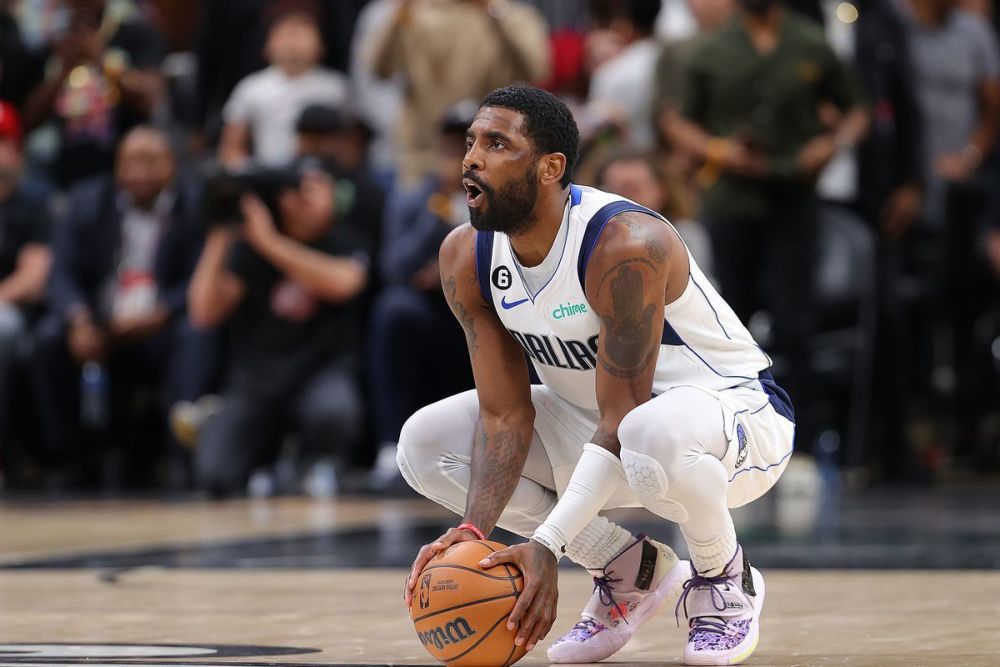 东西部得分王各砍10分，詹姆斯贡献劈扣，两队首节战平（东西部得分王齐取10分，詹姆斯上演暴扣，首节双方战成平手）